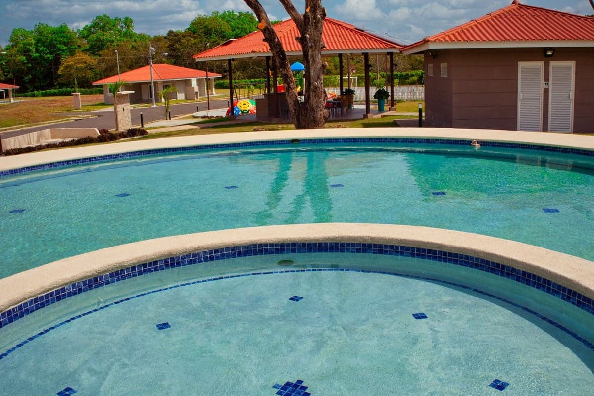 Piscinas para adultos y niños junto al gazebo del área social