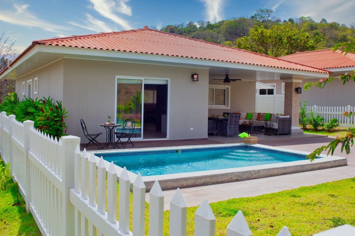Terraza y piscina privada opcional en el patio de una villa