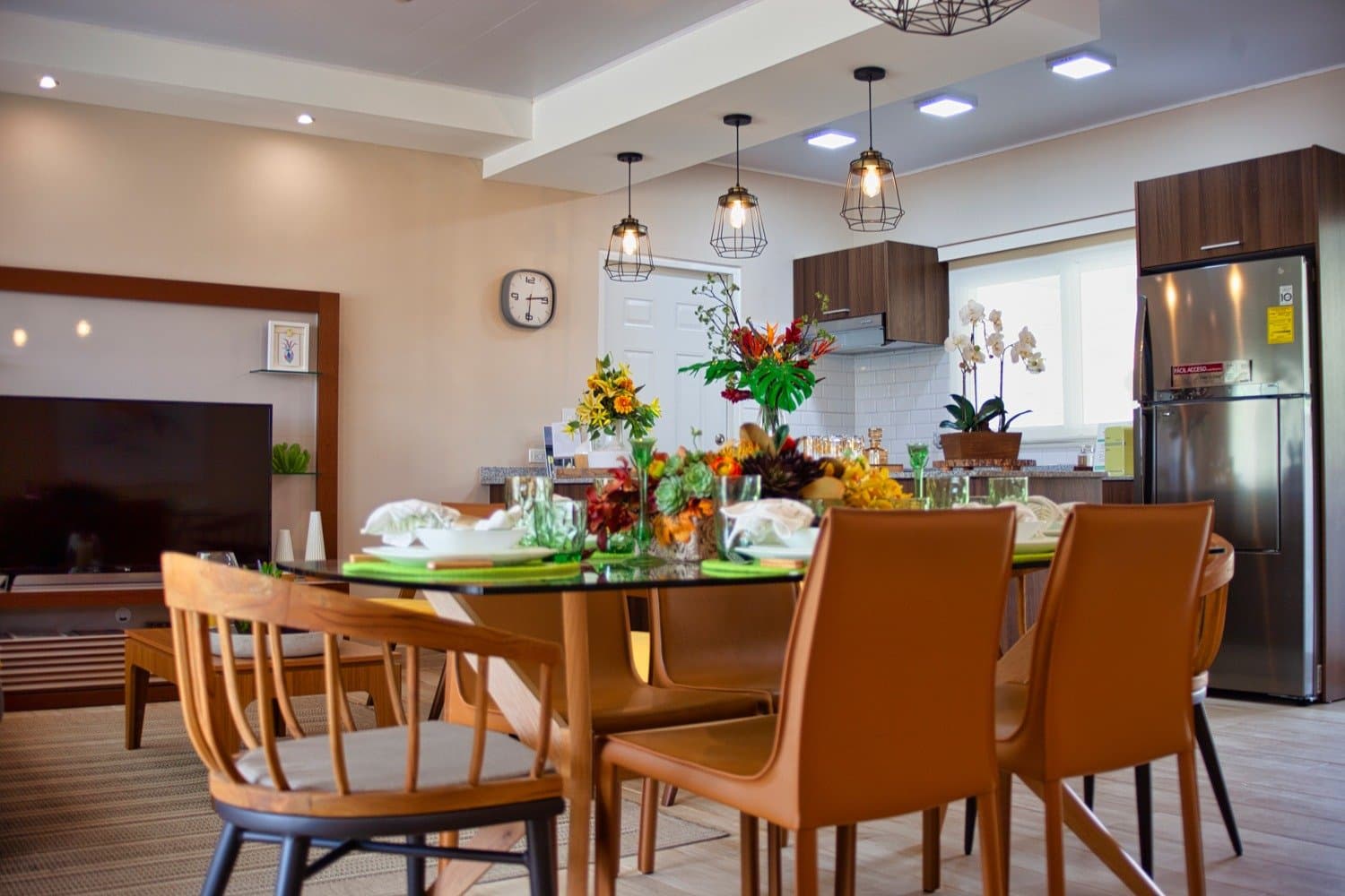 Sala-comedor y cocina abierta con desayunador de la villa modelo
