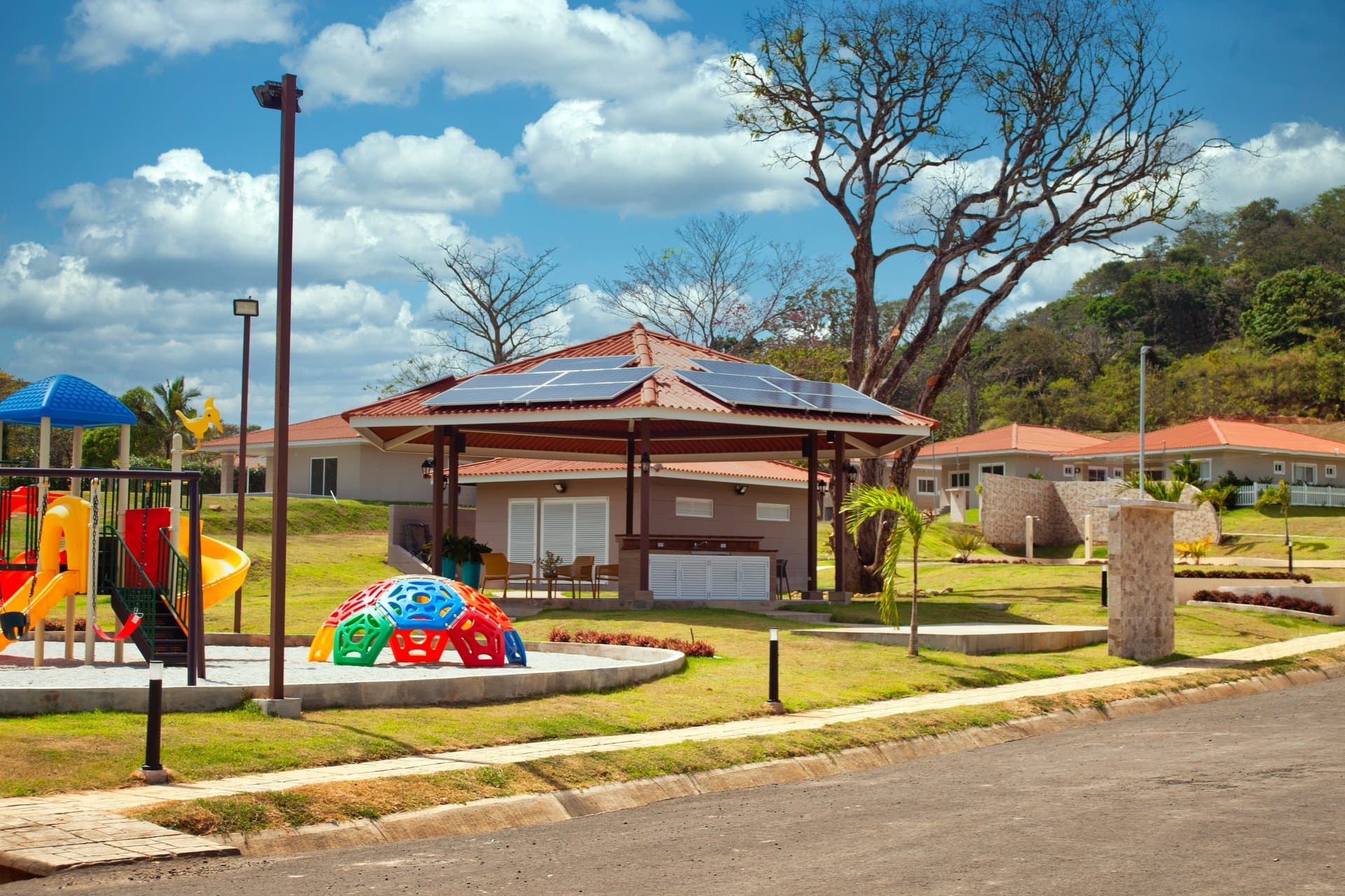 Juegos infantiles frente al gazebo con paneles solares